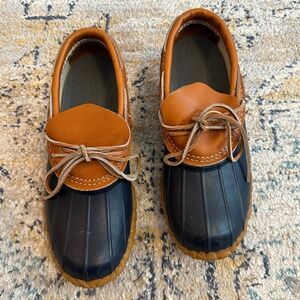 Women's L.L. Bean Moc Moccasin Boots in bright Navy w/tan leather/gum soles SZ 8